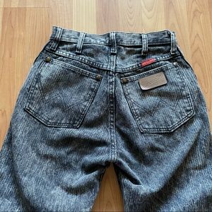 Dark grey wrangler vintage jeans!